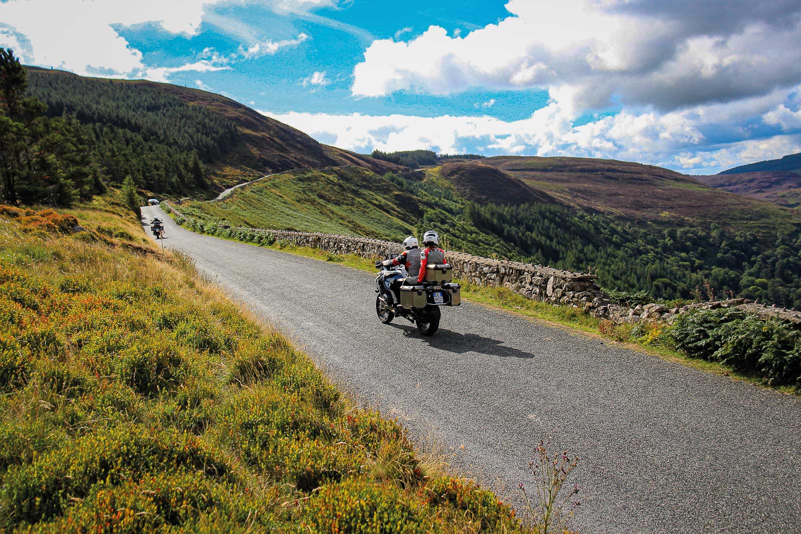 Un gruppo di moto in viaggio con Libermoto in Irlanda sulle verdi colline