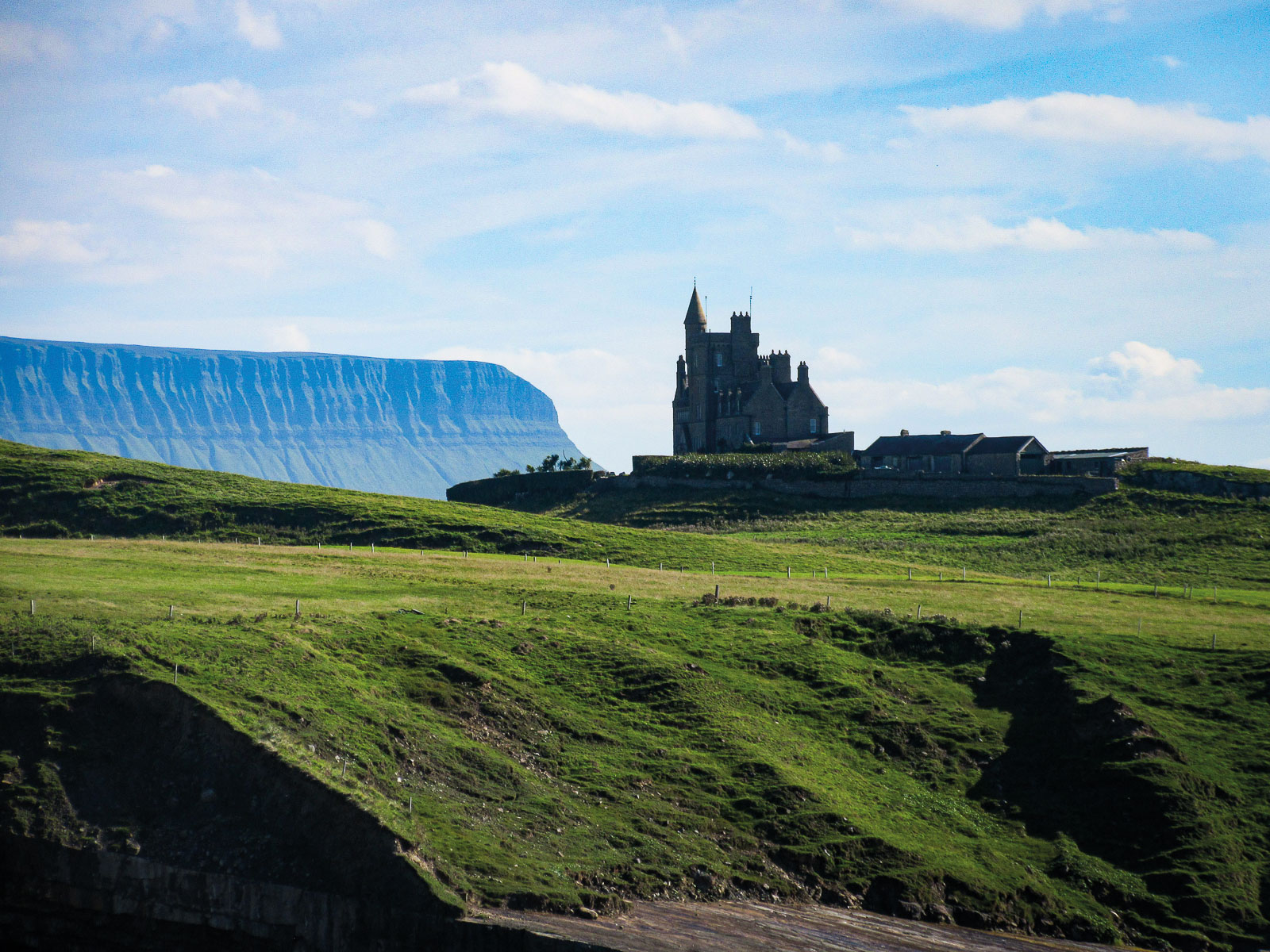 Uno splendido castello, affacciato sull'Oceano Atlantico in Irlanda