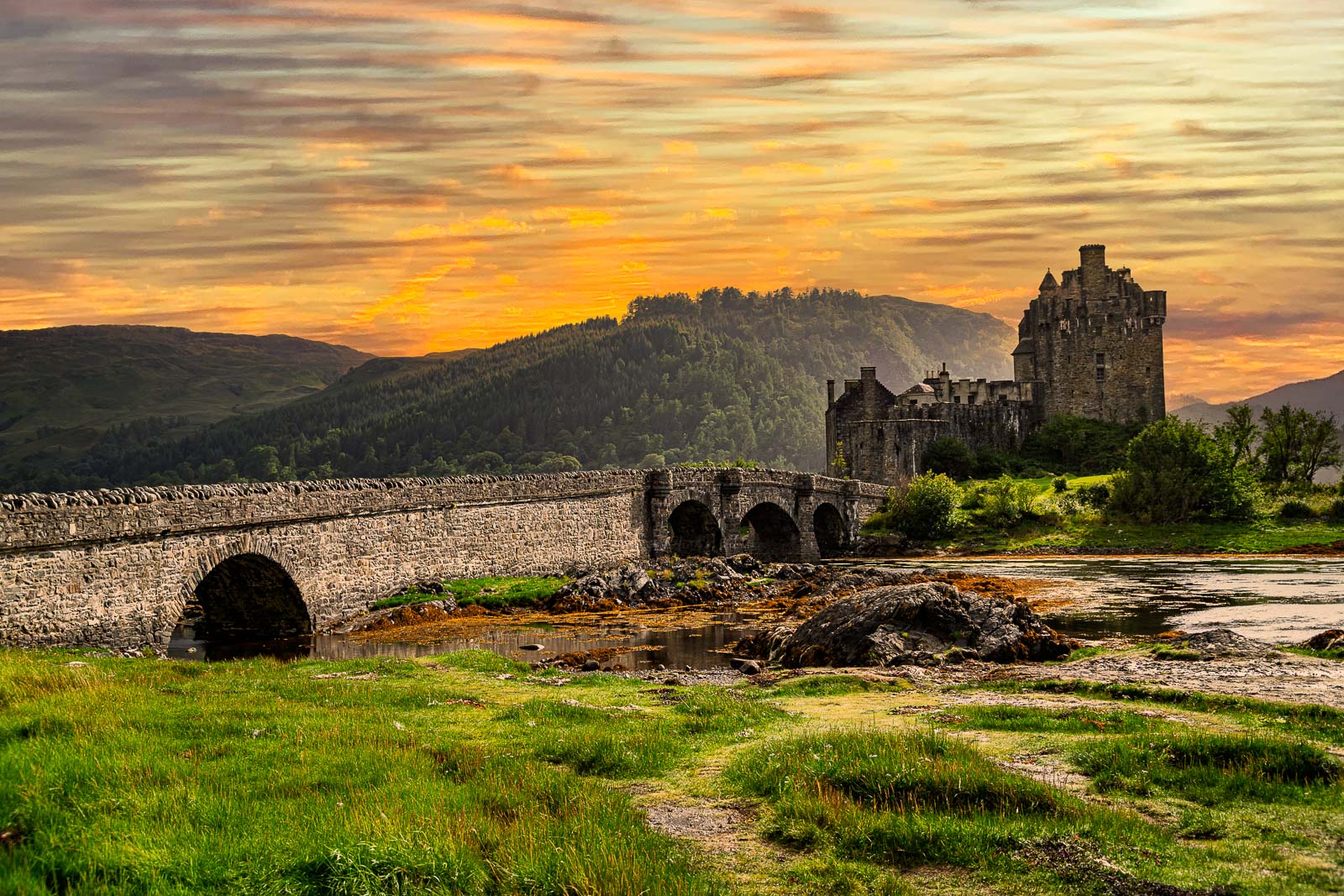 Il castello di Eilean Donan fotografato al tramonto durante un viaggio in Scozia con Libermoto
