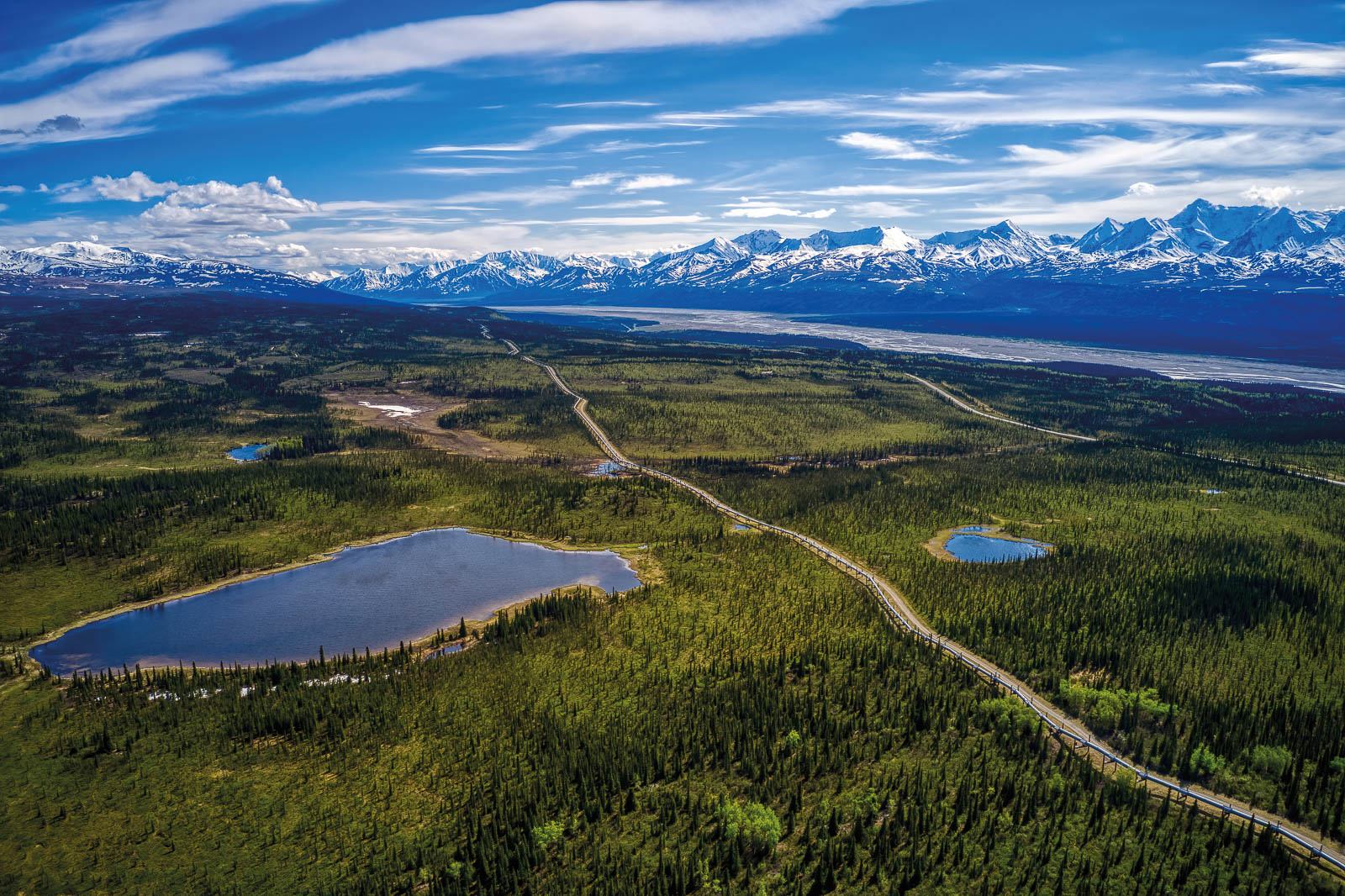 Vista panoramica di una strada tra due specchi d'acqua in Alaska